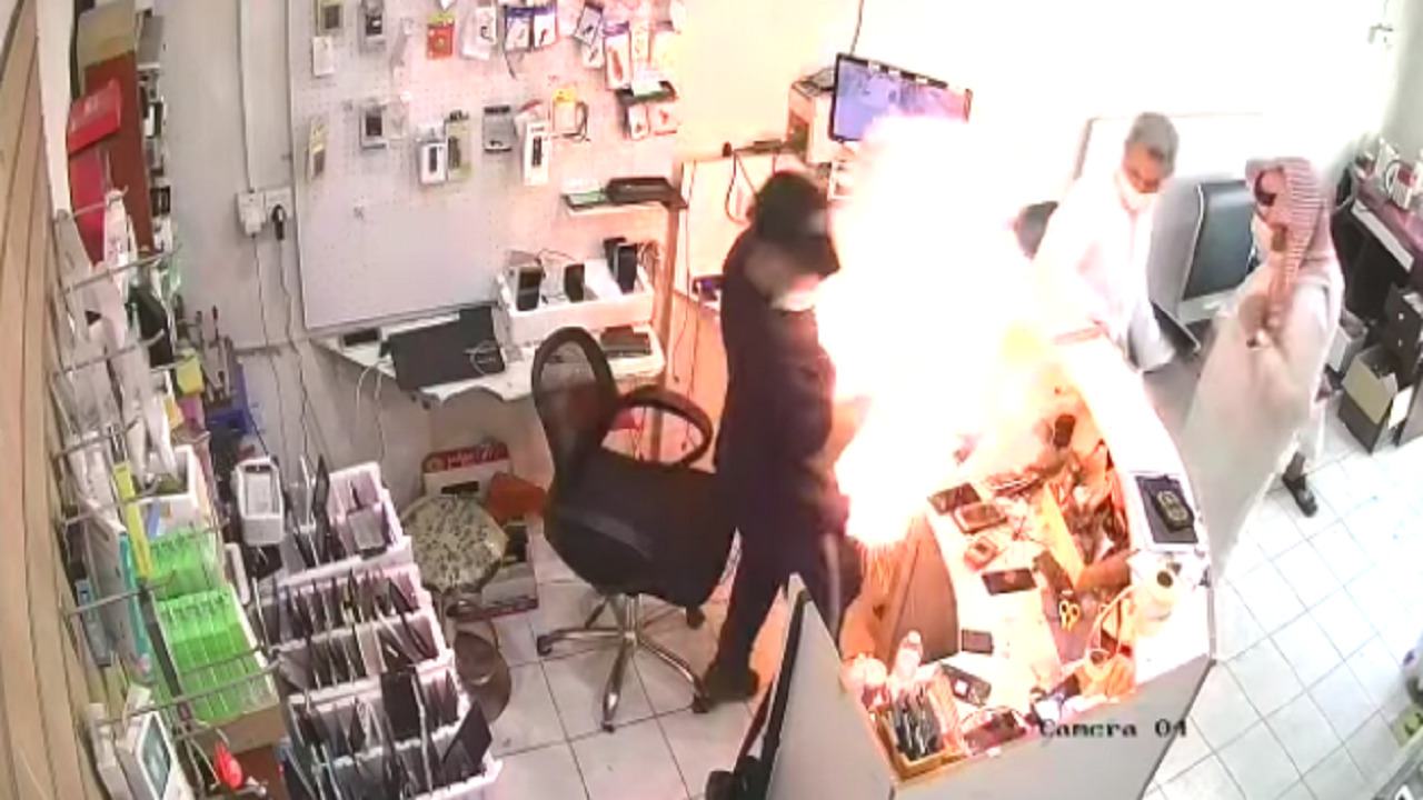 بالفيديو .. انفجار بطارية هاتف في وجه صاحب محل في تبوك