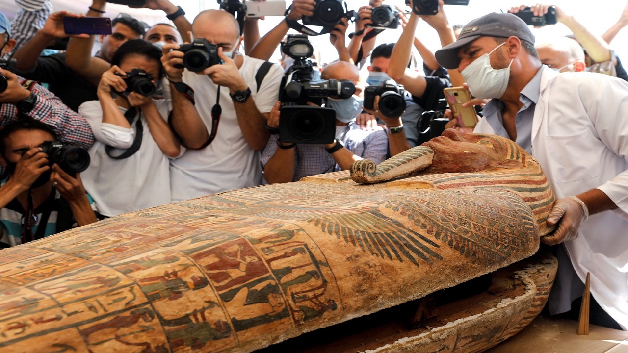 شاهد.. مصر تكتشف مقابر مغلقة منذ 2500 عاما: «كأنها محنطة بالأمس»