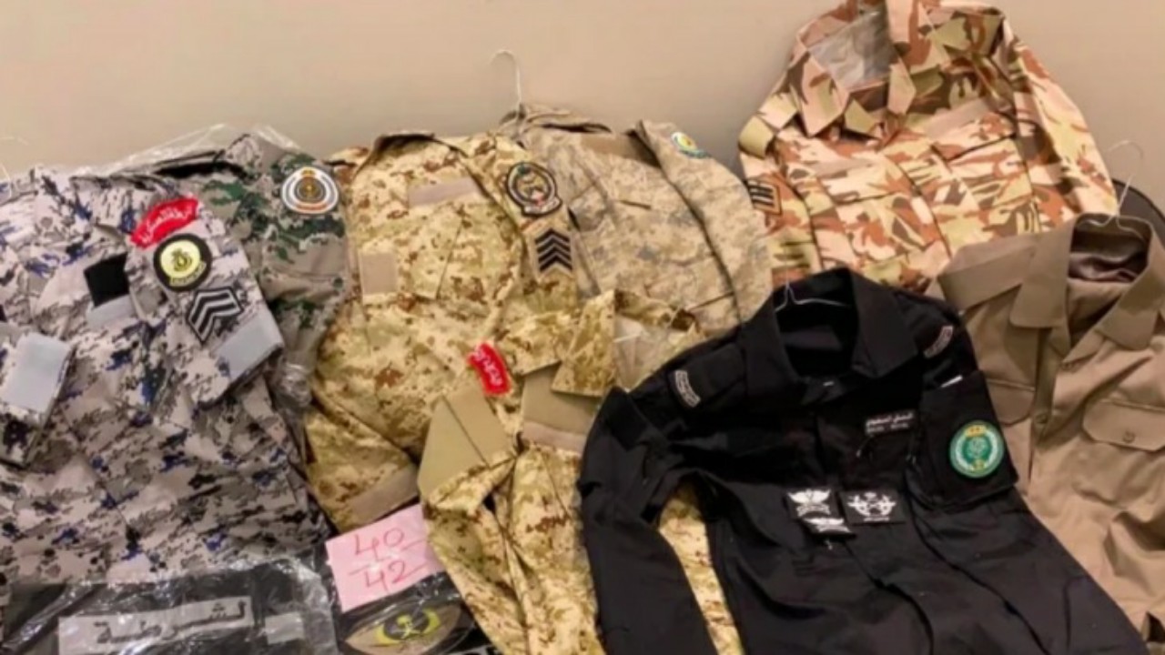 ضبط 60 بدلة عسكرية في محل خياطة غير مصرح له بالرياض 