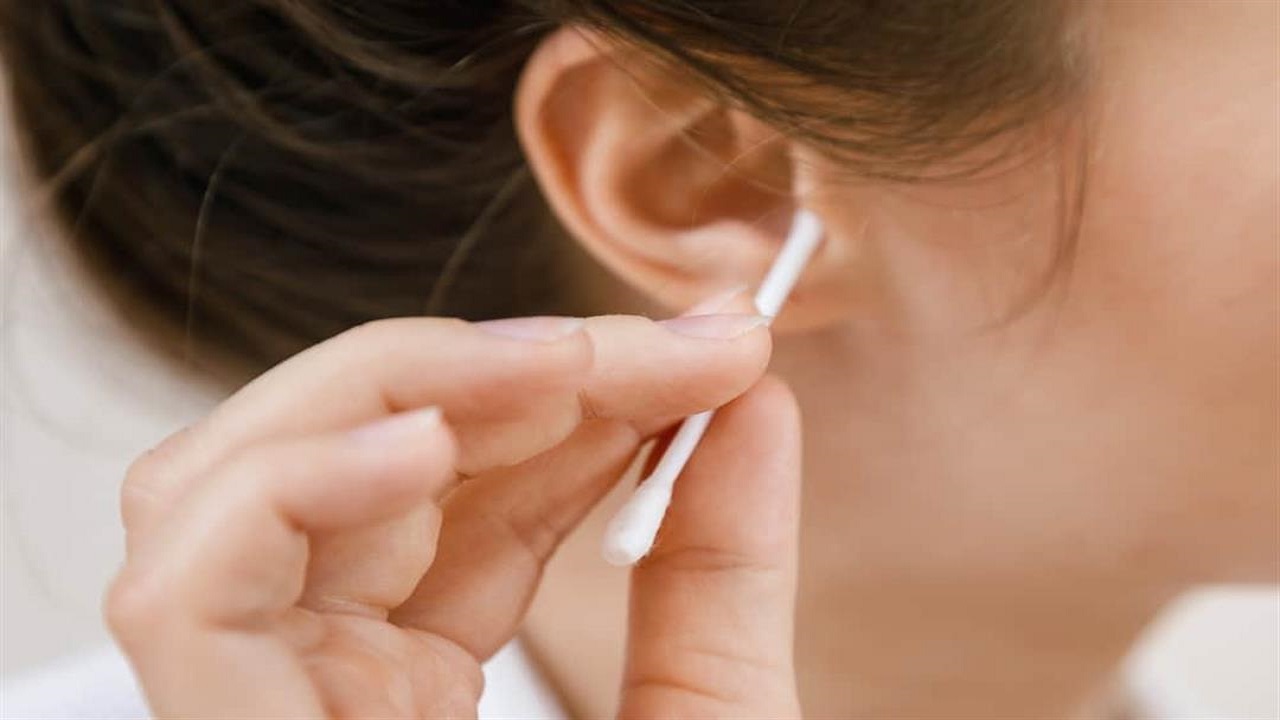 أضرار تحدث عند تنظيف الأذن بعيدان مسحات القطن