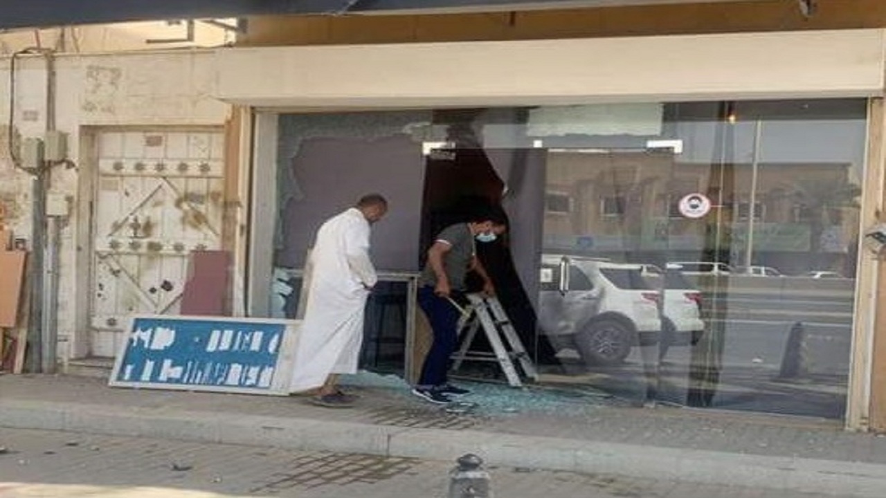 سيارة تقتحم أحد المقاهي في الرياض(صور)