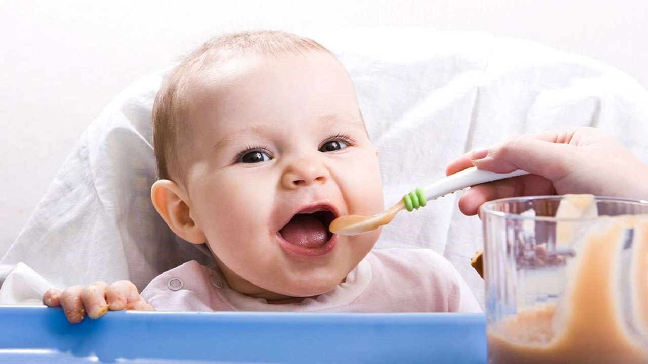 أضرار إطعام الرضع قبل 6 أشهر وعلامات تخبرك بإستعداده