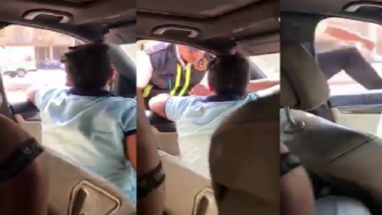 فيديو صادم لطفل يقود مركبة ويصدم رجل مرور بعد سؤالة عن الرخصة