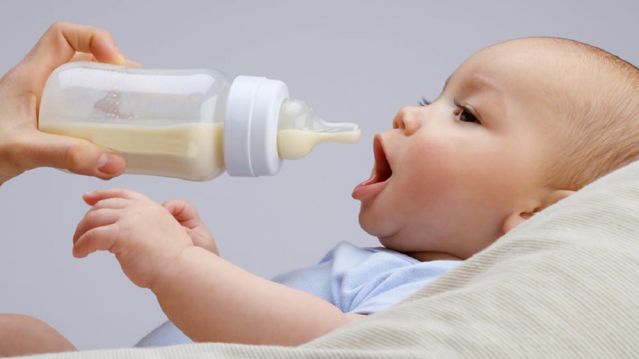 دراسة: زجاجات الرضاعة الصناعية قد تضر حديثي الولادة