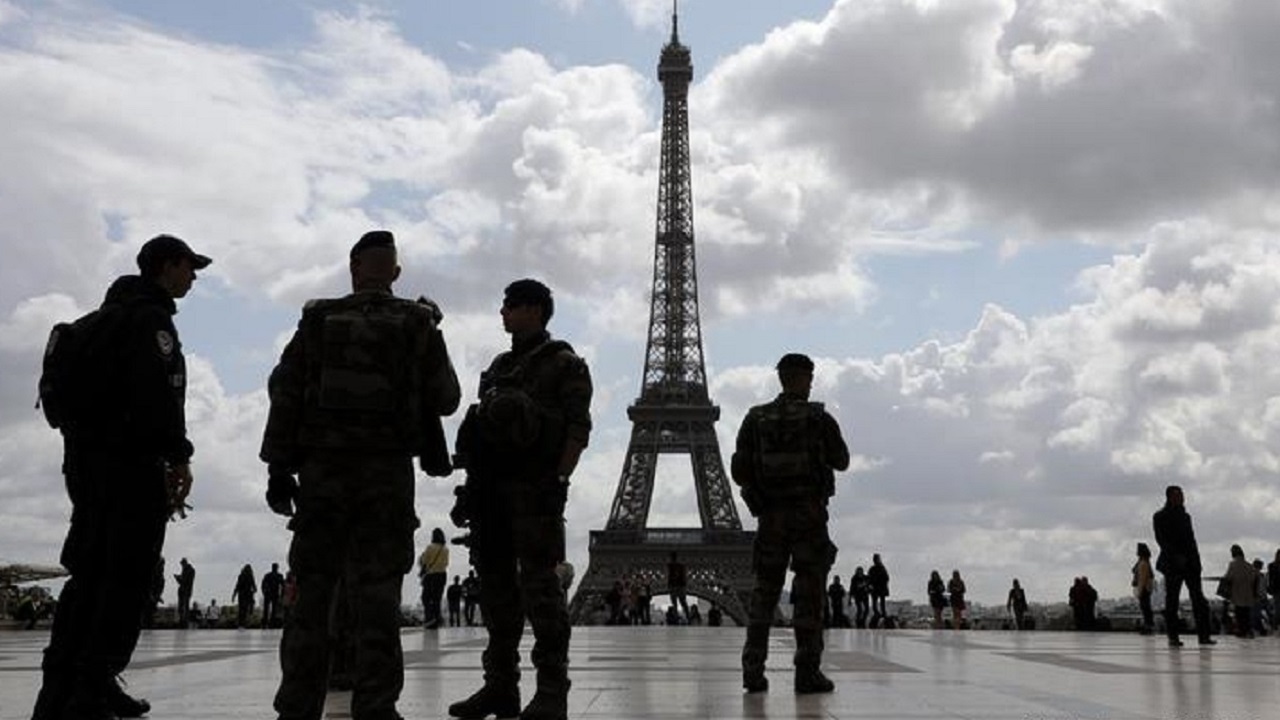فرنسا تنشر وحدة مكافحة الإرهاب فى باريس بعد قطع رأس رجل بضواحى العاصمة