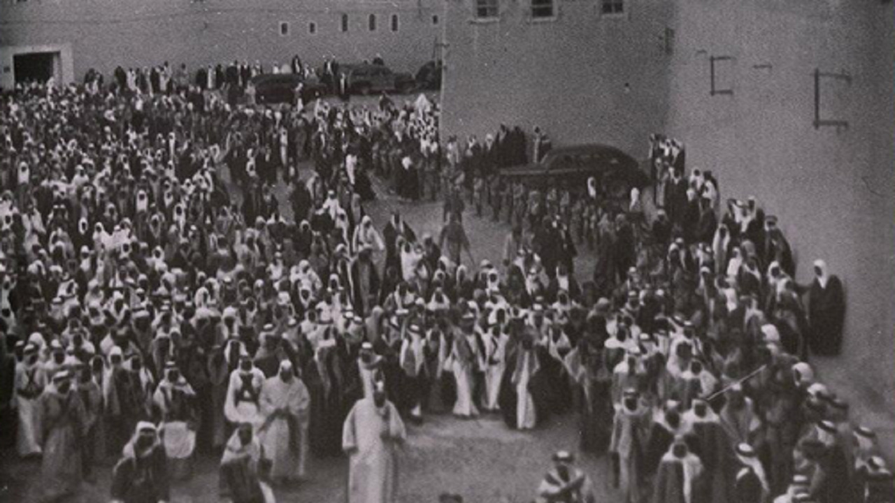 صورة قديمة للملك عبدالعزيز وهو عائد من صلاة الجمعة قبل أكثر من 70 عاما