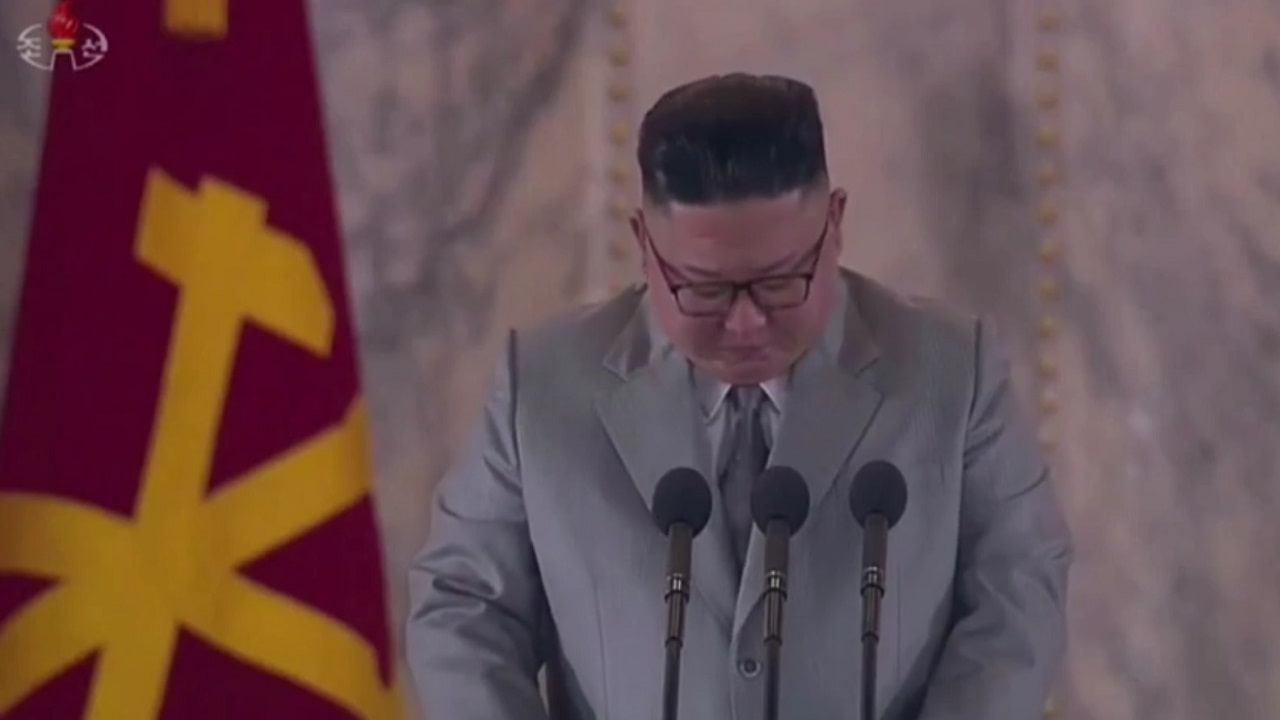 بالفيديو.. زعيم كوريا الشمالية يبكي أمام شعبه