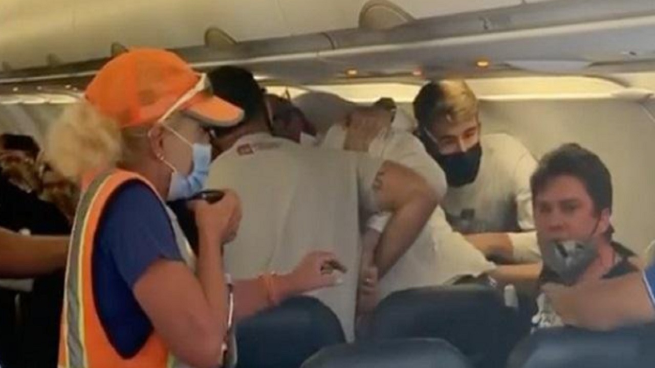 اشتباك بالأيدي داخل طائرة بعد رفض راكب ارتداء الكمامة (فيديو)