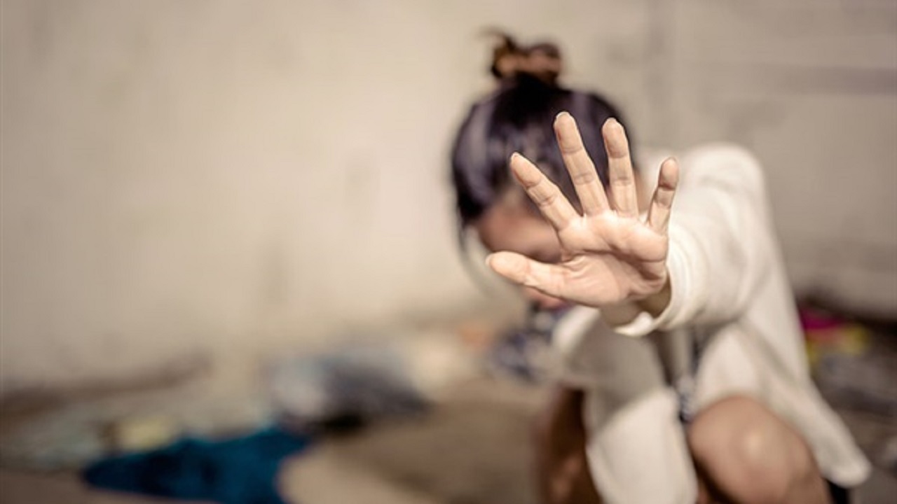 4 رجال يغتصبون فتاة بعد تعذيبها