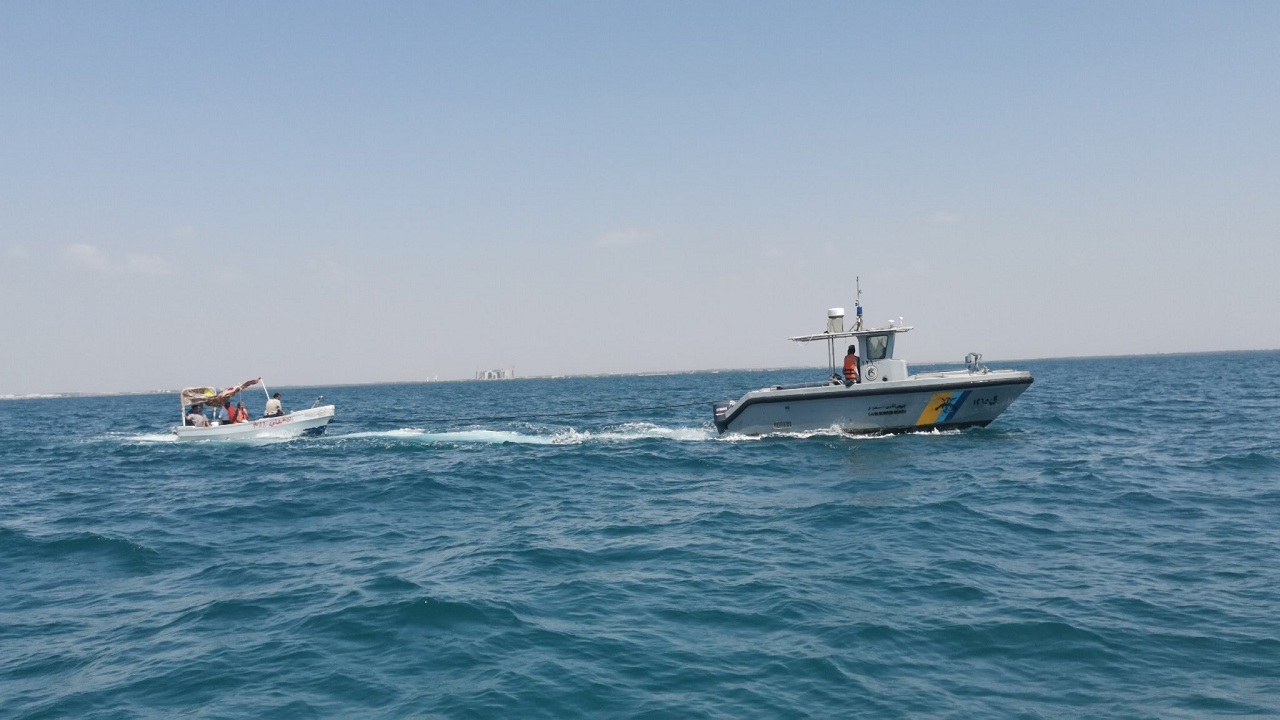 حرس الحدود ينقذ 4 مواطنين تعطّل قاربهم في عرض البحر بجازان