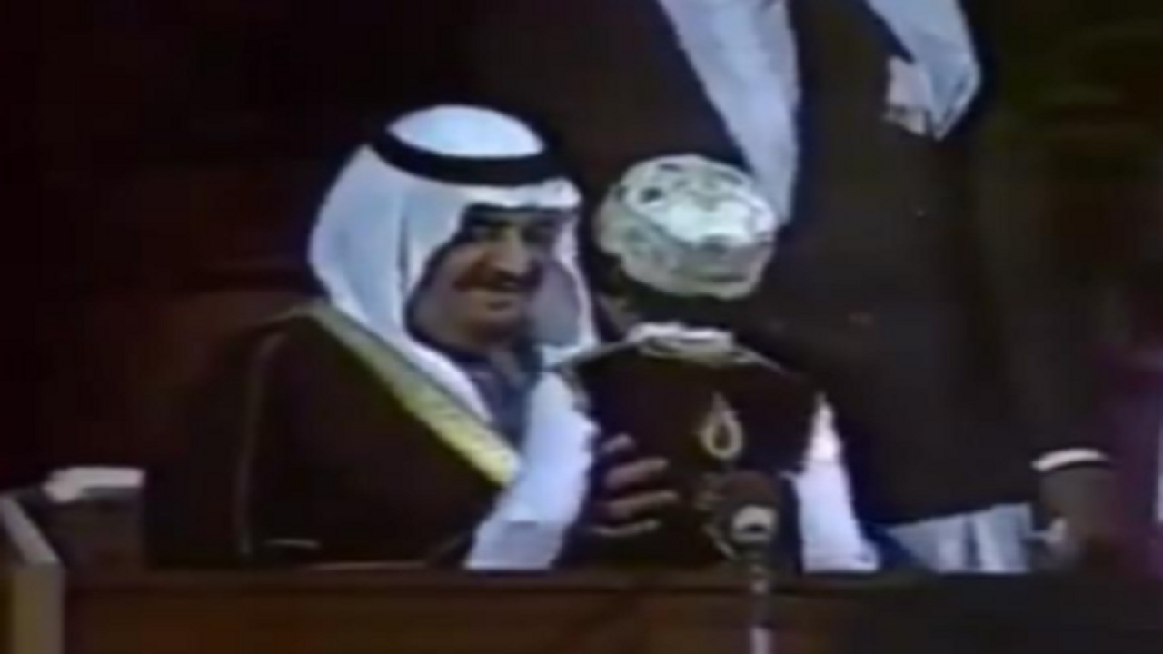 فيديو نادر للملك فهد والأمير سلطان يتابعان مسرحية لطلاب قبل 39 عاماً