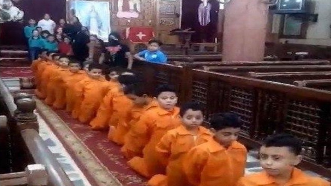 مشاهد صادمة لأطفال داخل كنيسة مصرية يمثلون لحظة ذبح الأقباط على يد داعش