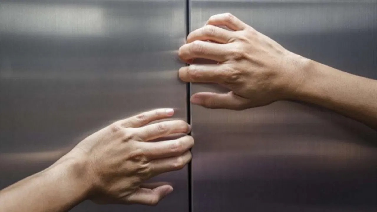 شاب يتحرش بفتاة بعدما رفضت الزواج منه داخل مصعد