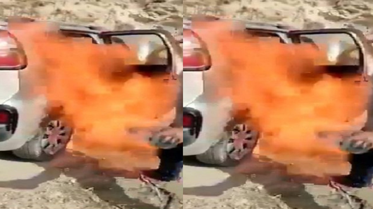 بالفيديو.. شاب يحرق سيارته الفرنسية نصرة للرسول