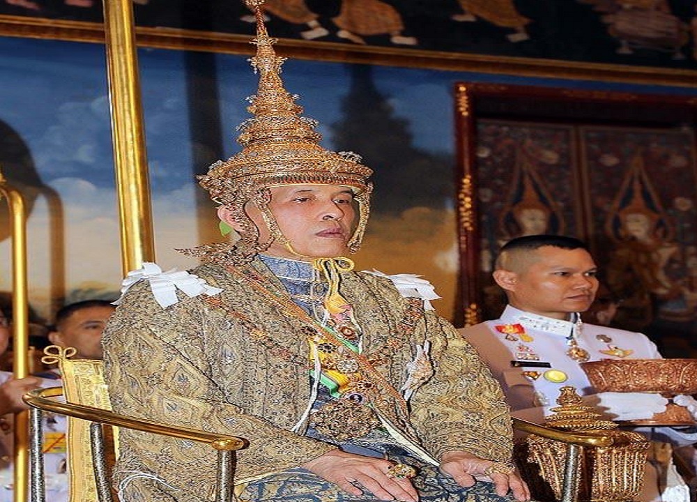 أبرزها عشقه للكلاب.. عادات ملك تايلاند الغريبة تتسبب في تمرد شعبه