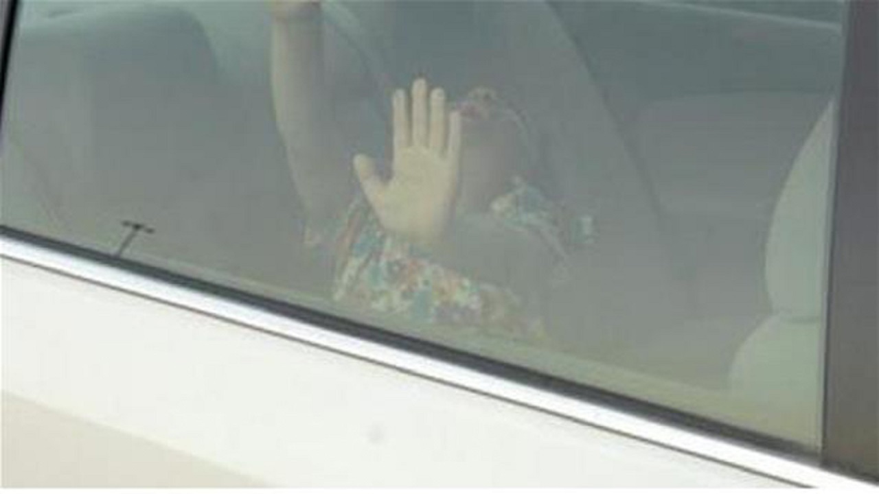 &#8220;بخيل&#8221; يترك طفلته تختنق في السيارة ليوفر نفقات إصلاح النافذة !