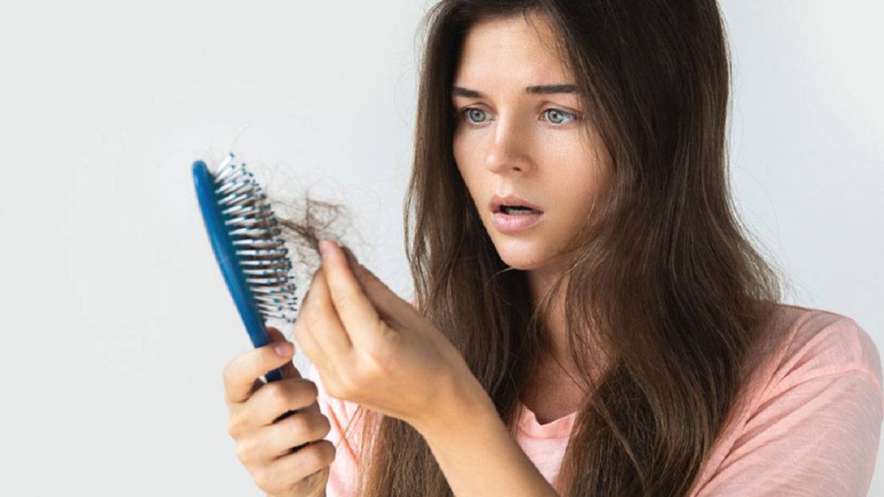 10 أسباب وراء تساقط شعرك لا تستهيني بها