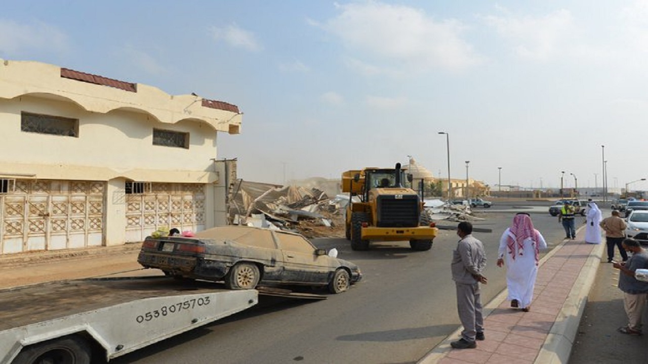 بالصور.. إزالة بعض المباني الآيلة للسقوط بحي النزهة في جدة