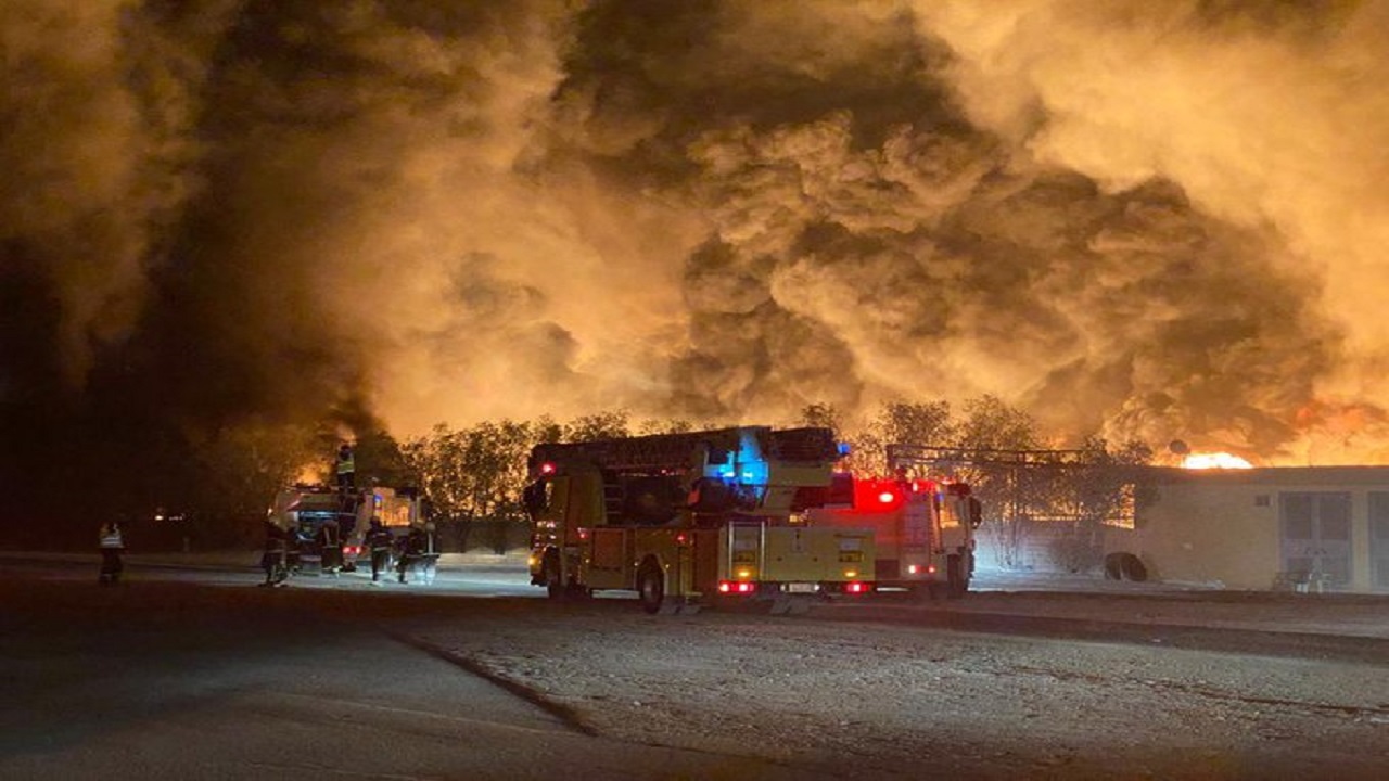 بالفيديو..حريق ضخم بمصنع كبريت بالرياض