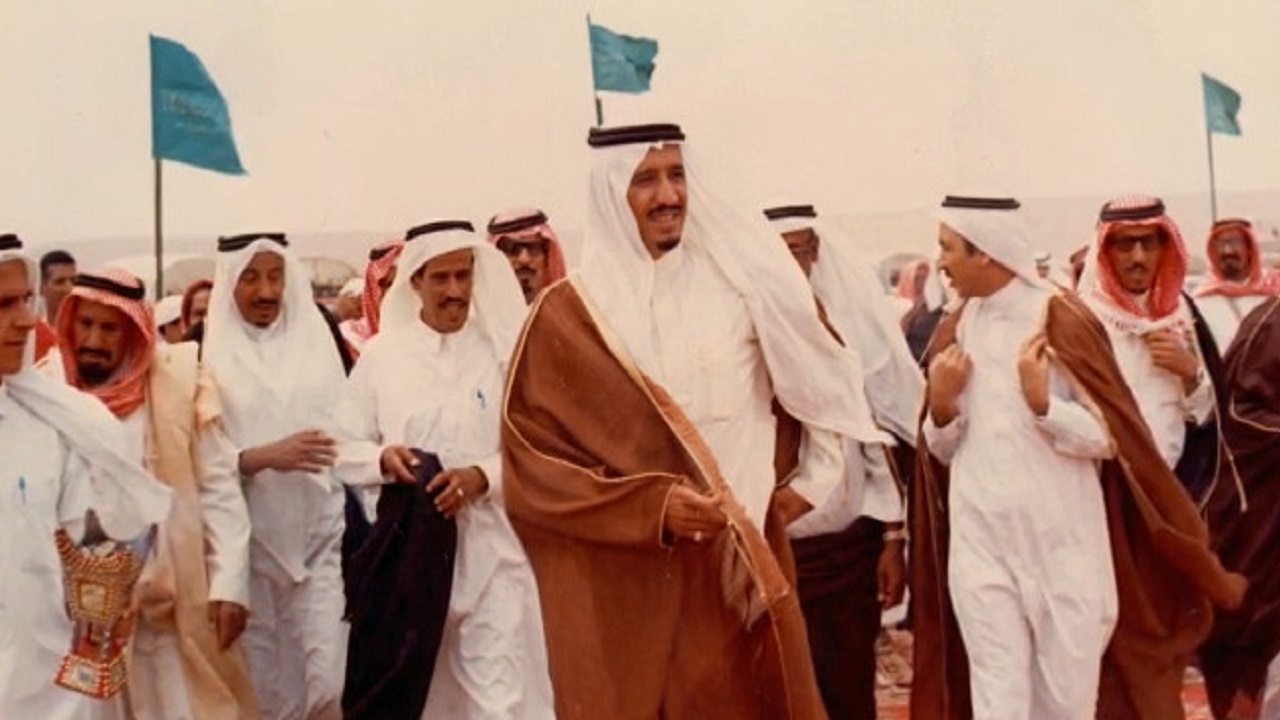 بالفيديو.. لقطات نادرة لزيارة الملك سلمان لبلدة البير قبل 50 عاما