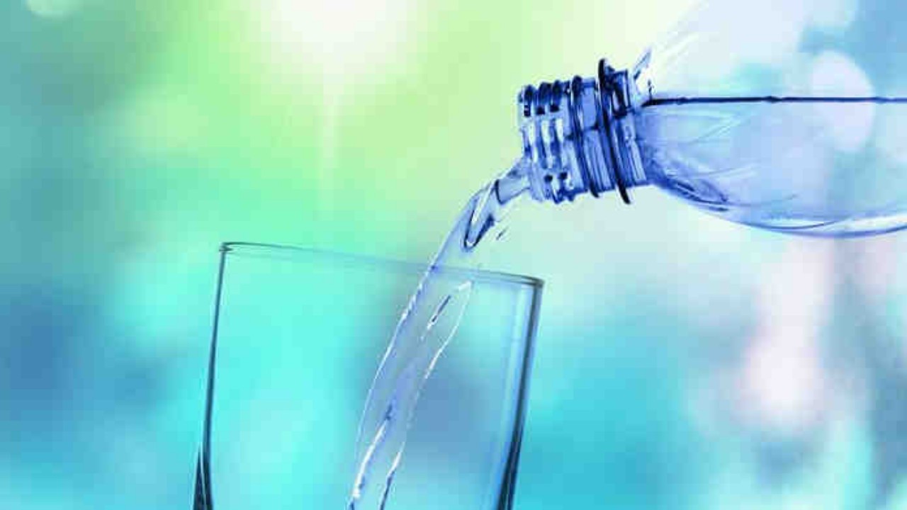 الإسراف في تناول المياه المعدنية يشكل خطورة على صحة الأشخاص