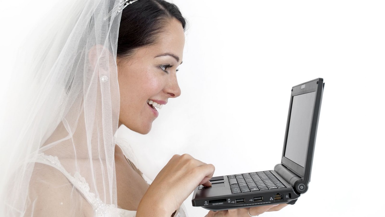 شاب يبحث عن عروس غير مدمنة على مواقع التواصل