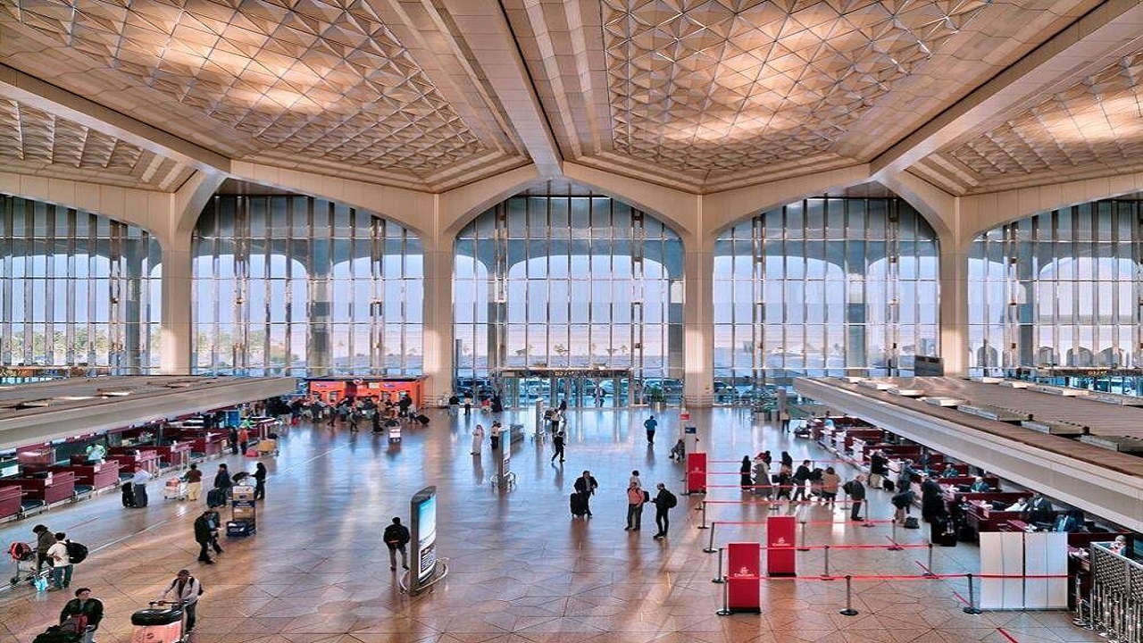 مطار الملك فهد الدولي يعتذر عن انقطاع التيار الكهربائي