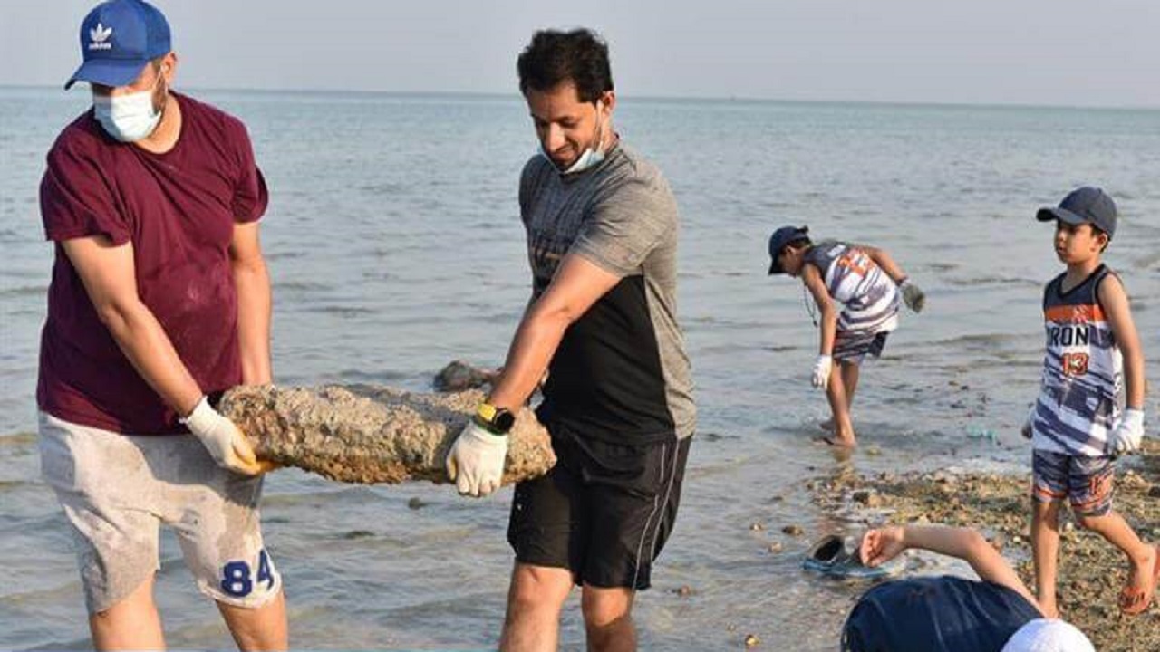 بالفيديو والصور.. انطلاق حملة تنظيف شاطئ الرملة ببلدية تارووت بالتعاون مع 300 متطوع