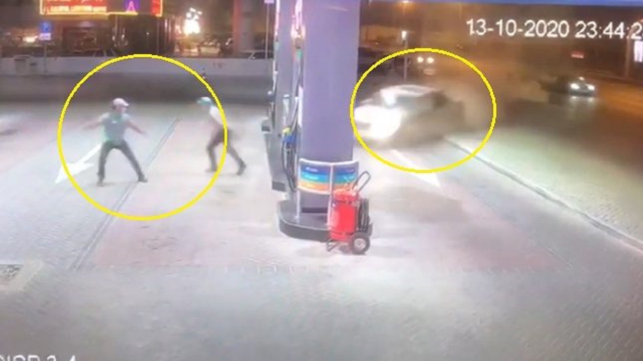 بالفيديو.. حادث مروع لإصطدام سيارة بمحطة وقود بعد إنحرافها بسرعة جنونية