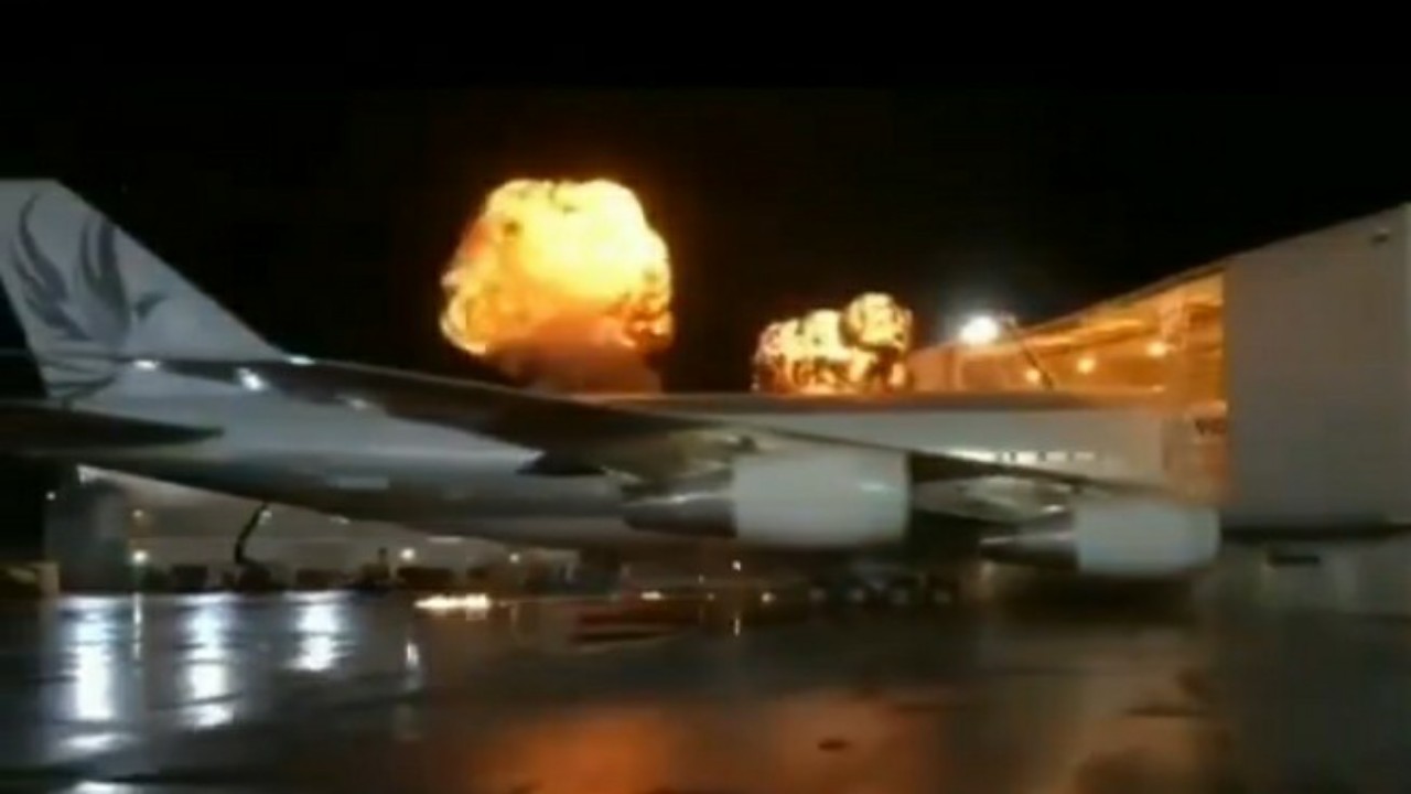 شاهد.. حقيقة الفيديو المتداول لاصطدام طائرة في مبنى أحد المطارات