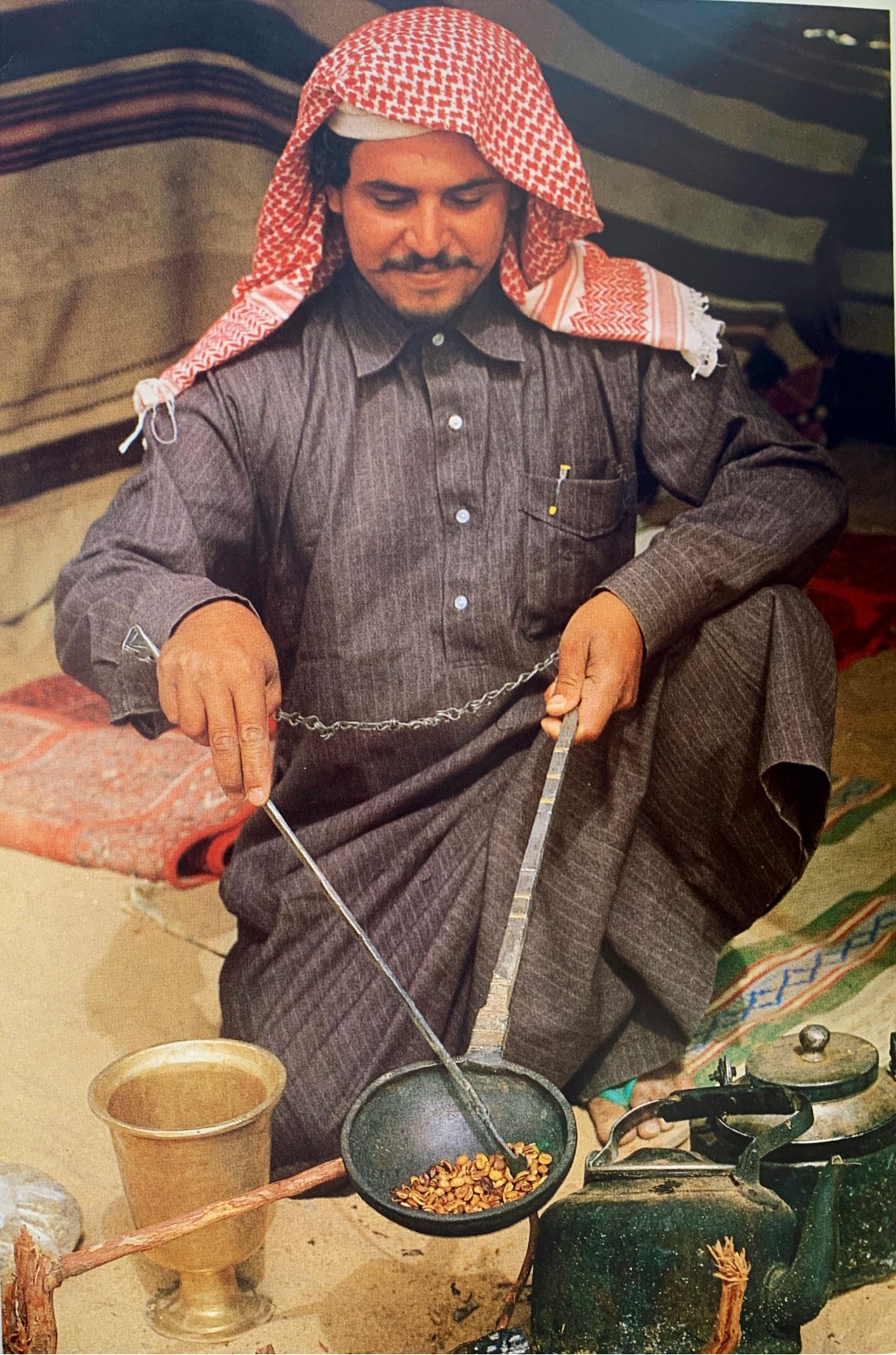 رجل يقوم بتحميص حبوب القهوة قديما