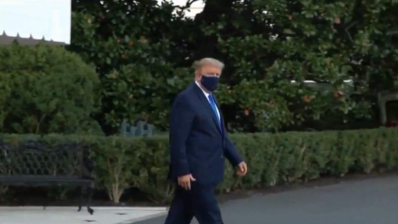ترامب يصطحب معه &#8220;كرة القدم النووية&#8221; خلال علاجه من كورونا (فيديو)