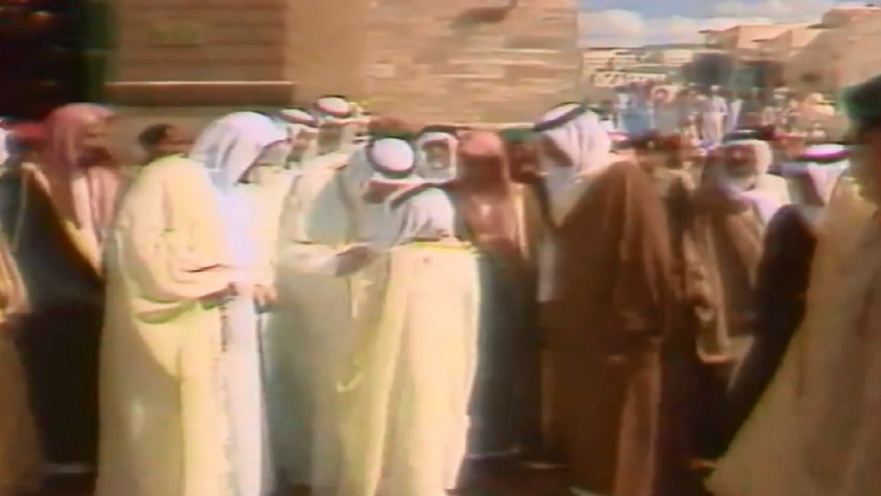 بالفيديو.. ردة فعل الملك فهد والحرس على هتاف مواطن له أثناء خروجه من المسجد النبوي