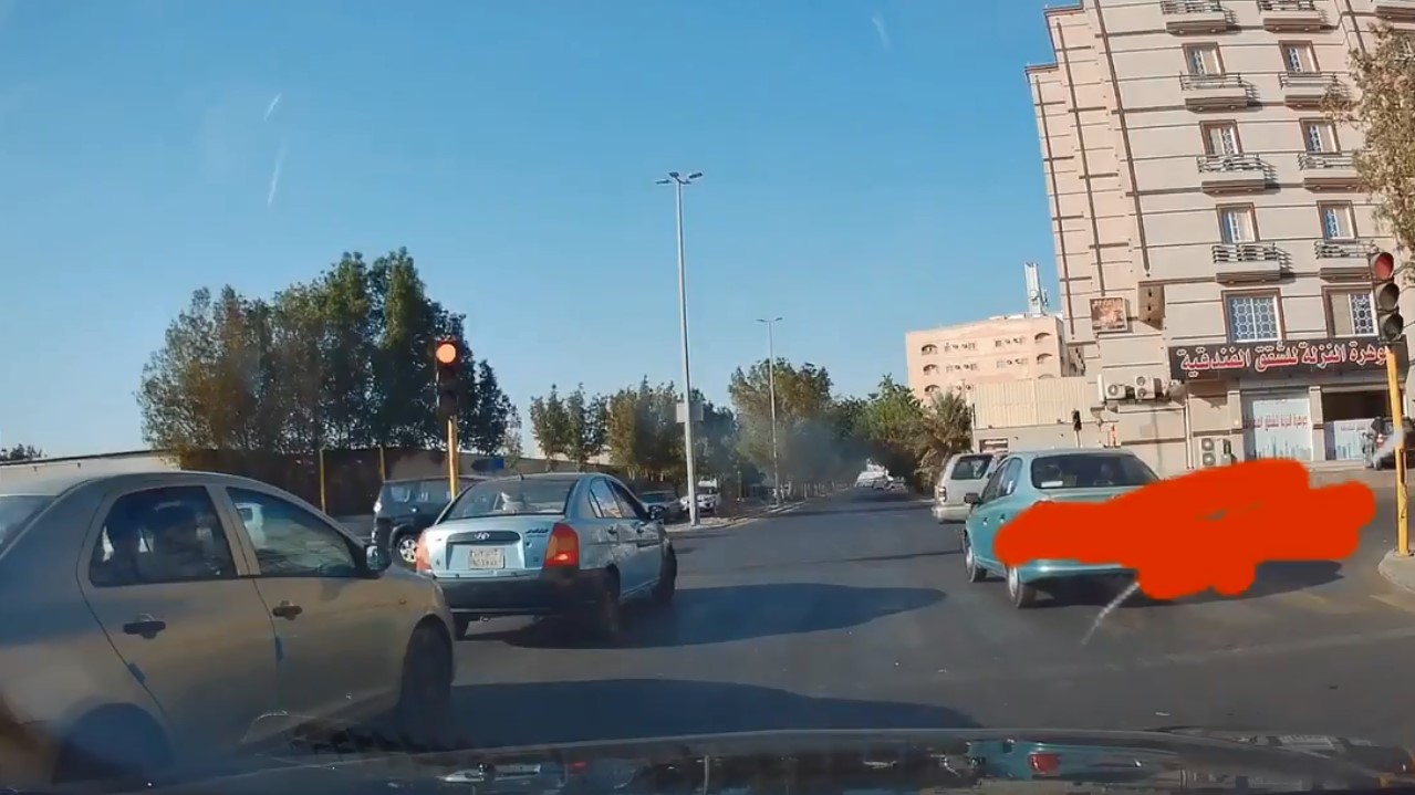 بالفيديو .. الإطاحة بقائد مركبة قطع الإشارة على طريق بجدة
