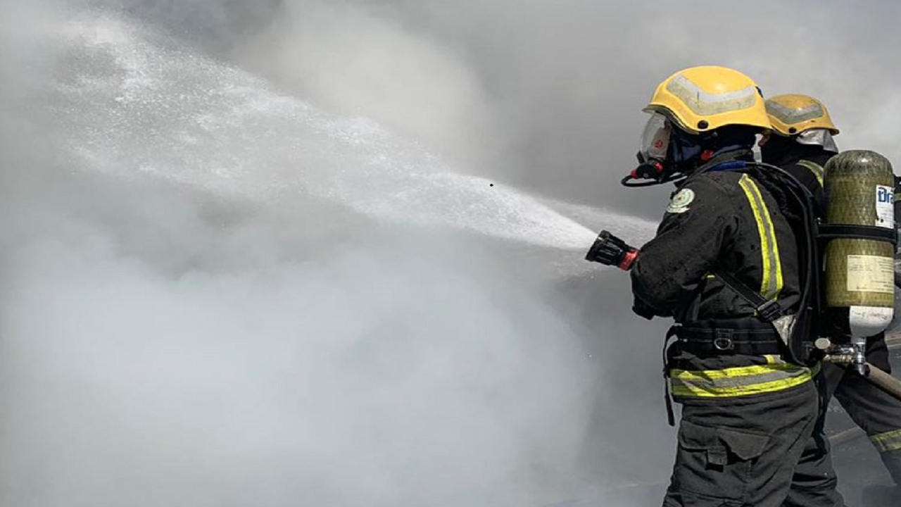 بالصور.. اندلاع حريق في محلات تجارية بسوق شعبي في بحرة