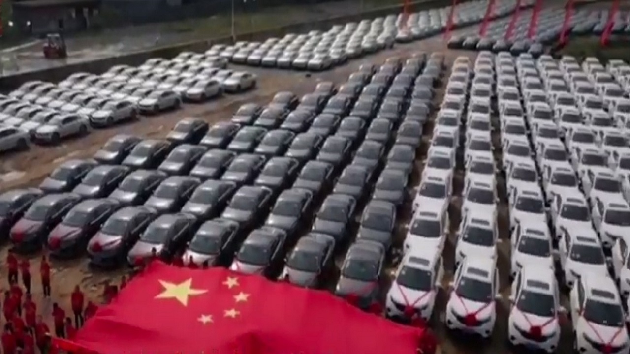 شاهد.. سيارات فاخرة هدية من شركة صينية لموظفيها