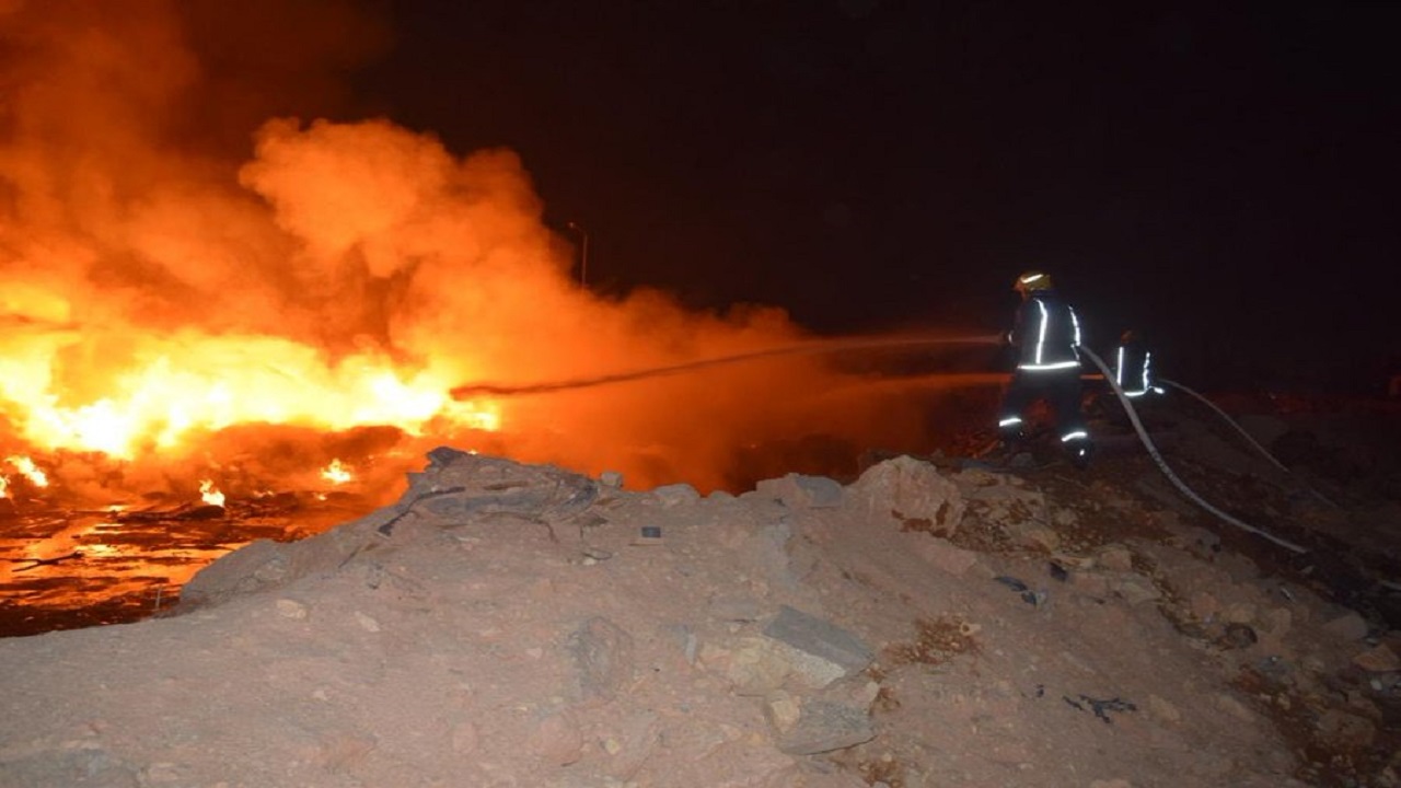 إندلاع حريق بمخلفات في حي أشبيليا بالرياض