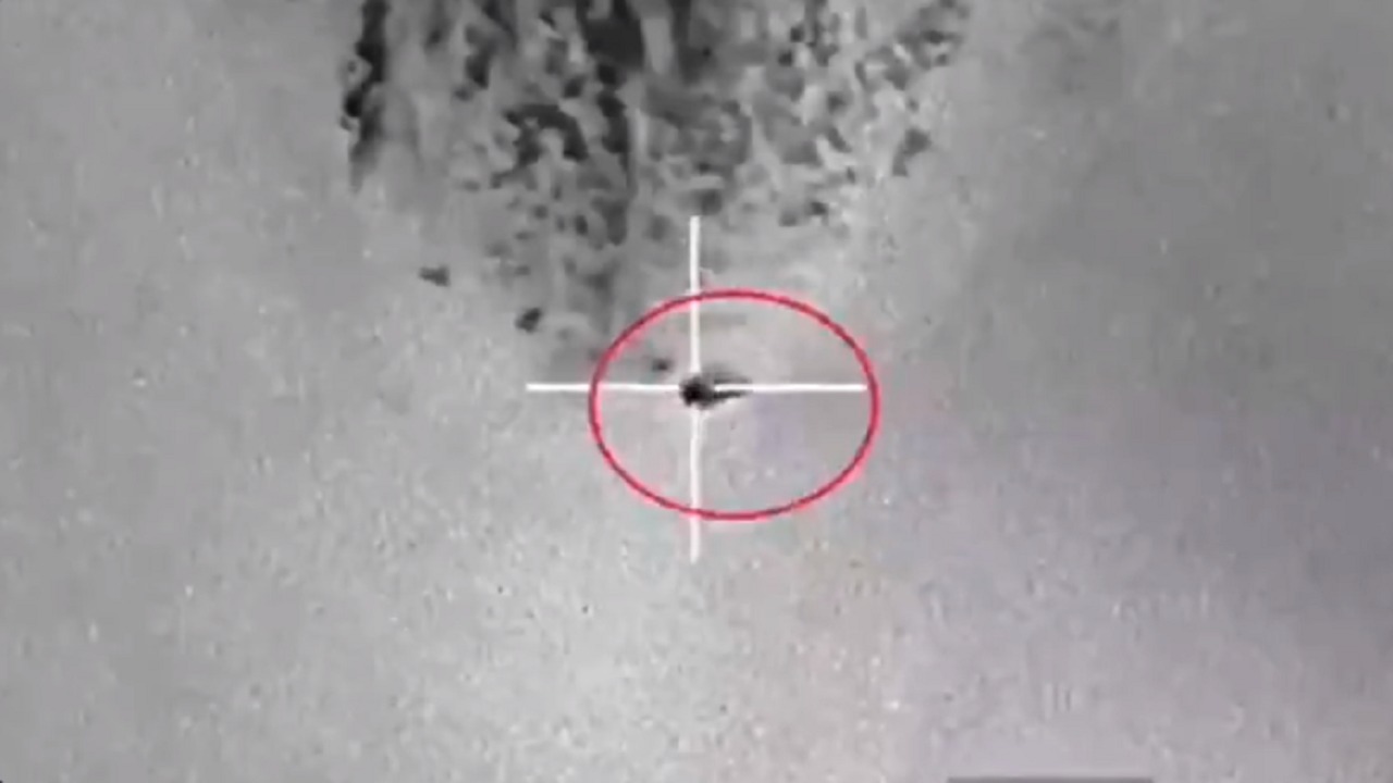 بالفيديو.. لحظة استهداف مواقع للحوثيين وتدميرها