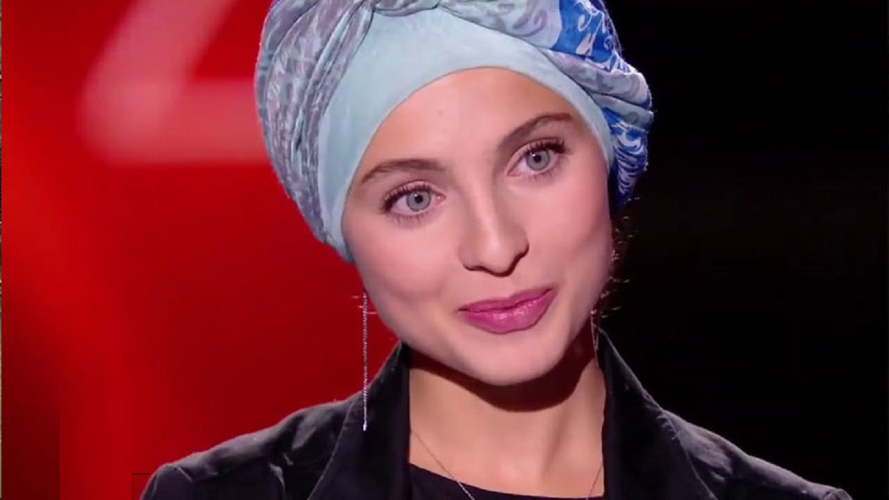 مطربة مسلمة شهيرة خلعت الحجاب: &#8221; من الصعب أن تكون مسلمًا في فرنسا &#8220;
