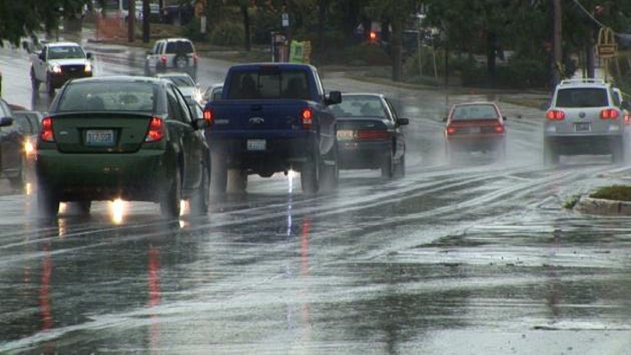 نصائح هامة لتجنب إنزلاق السيارة في الأمطار