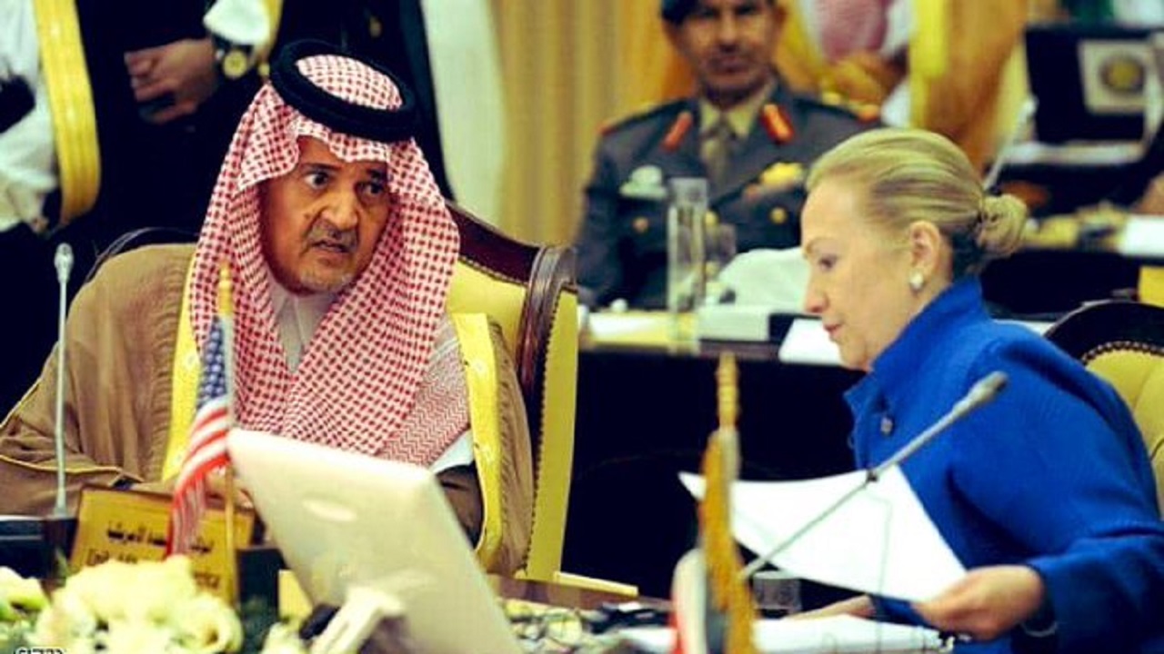 إغلاق الأمير سعود الهاتف في وجه &#8220;كلينتون&#8221; يتصدر المشهد..والأحمري: «العلاقة ليست تابع ومتبوع»