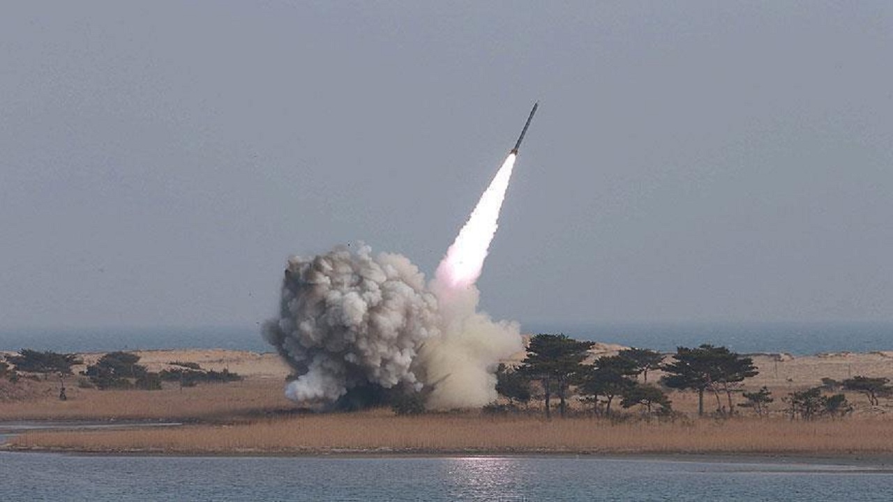 كوريا الشمالية تكشف عن صاروخ  &#8220;باليستي&#8221; جديد عابر للقارات
