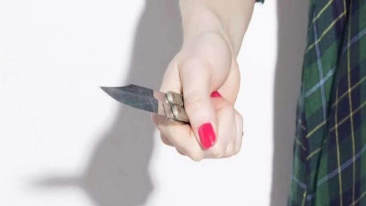 فتاة في دعوى طلاق: حماتي حاولت طعني بالسكين بسبب الغيرة !