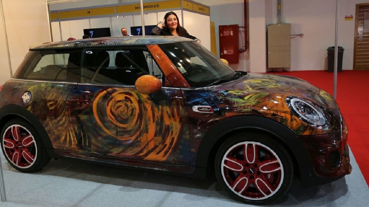 فنانة سعودية تحول السيارات المتهالكة للوحات فنية وتعرض أعمالها بمتحف اللوفر