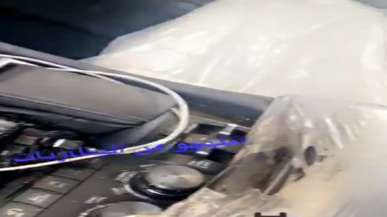 بالفيديو.. سيارة مواطن كادت تحترق بسبب شاحن متنقل 