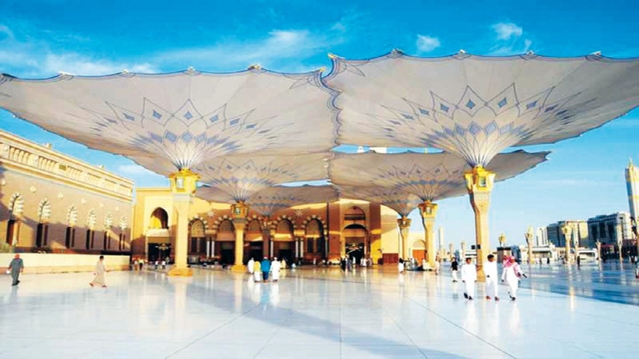 هل الصلاة تحت مظلات المسجد النبوي تعتبر كالصلاة داخله؟.. لجنة الفتاوي توضح