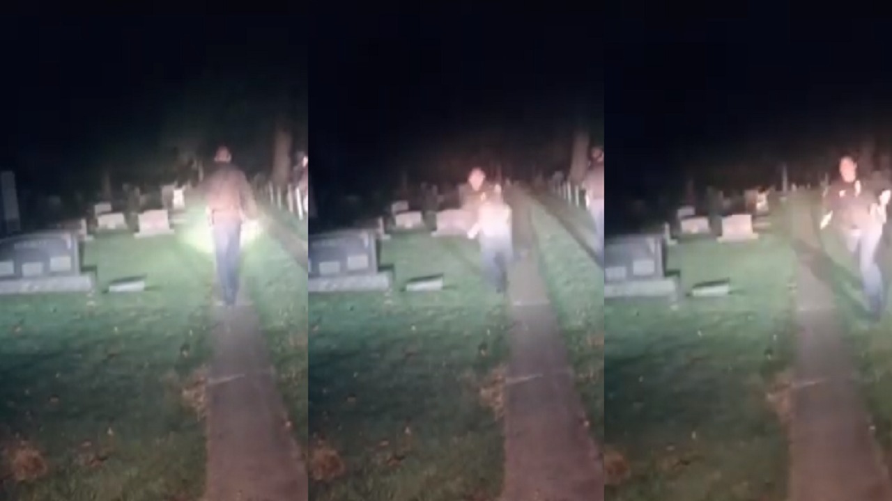 بالفيديو.. لحظة هروب شرطيين من مقبرة بعد سماع صرخة مجهولة المصدر