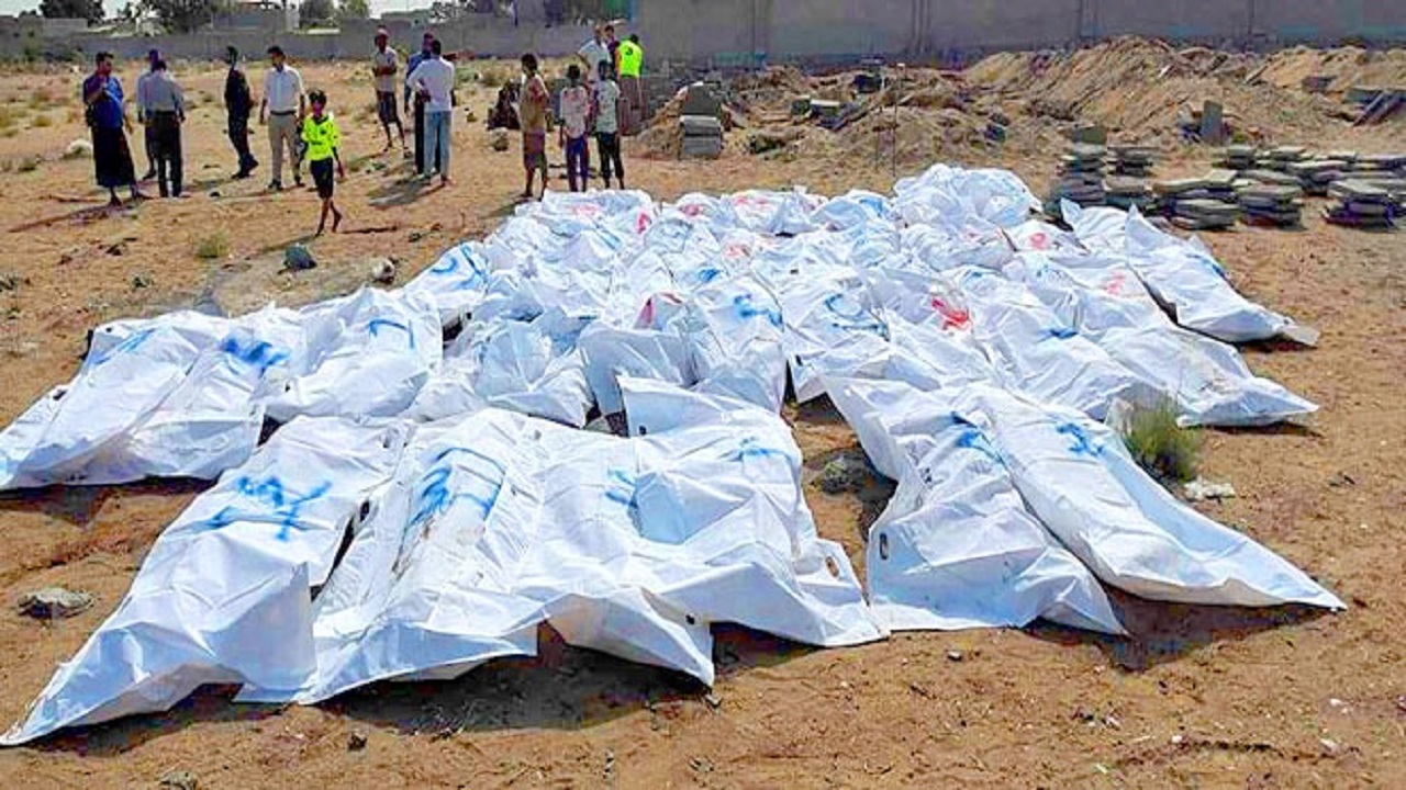 شاهد.. ميليشيات الحوثي تدفن جثث لمختطفين مدنيين قتلوا تحت التعذيب