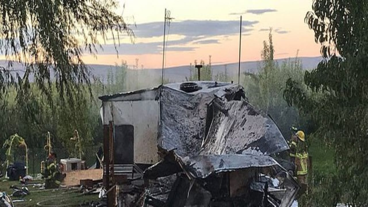 بالصور.. رجل يشعل النيران في منزله أثناء محاولة التخلص من حيوان الراكون