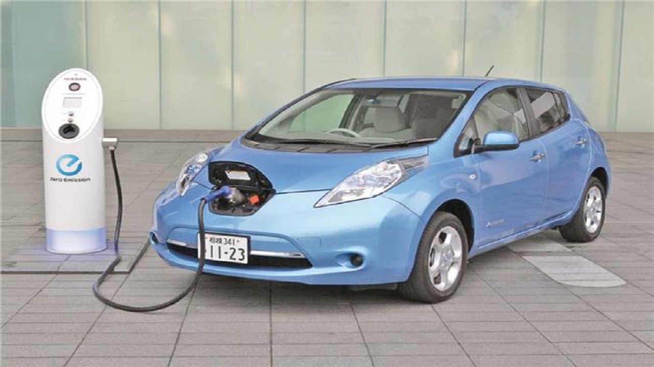 انخفاض تكلفة السيارة الكهربائية يقضي على فرق السعر أمام سيارة البنزين قريباً